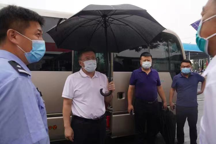 在金泰国际酒店,邓艳学详细听取了酒店负责人关于疫情